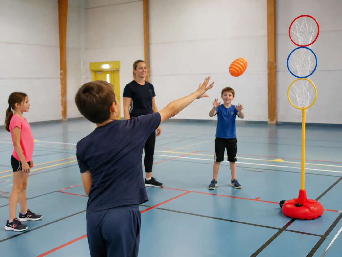 Animateur encadrant un groupe d’enfants avant une activité Watertag en extérieur