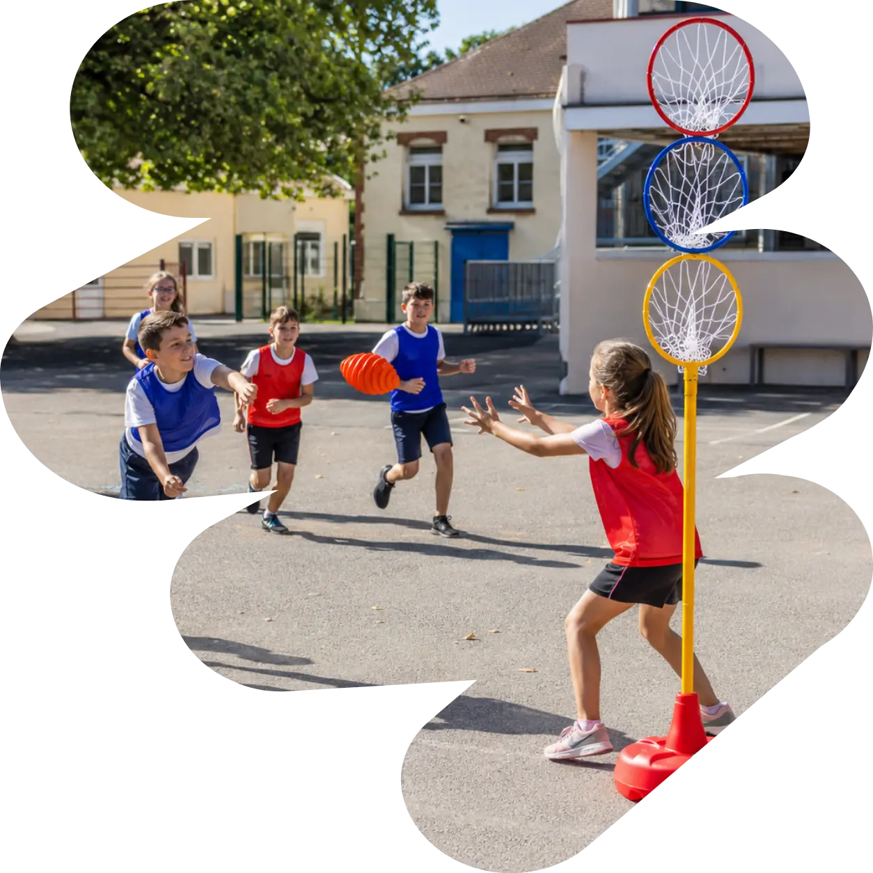 Mini-match de Cardiogoal en extérieur avec des enfants, une cible colorée et un ballon spiralé.