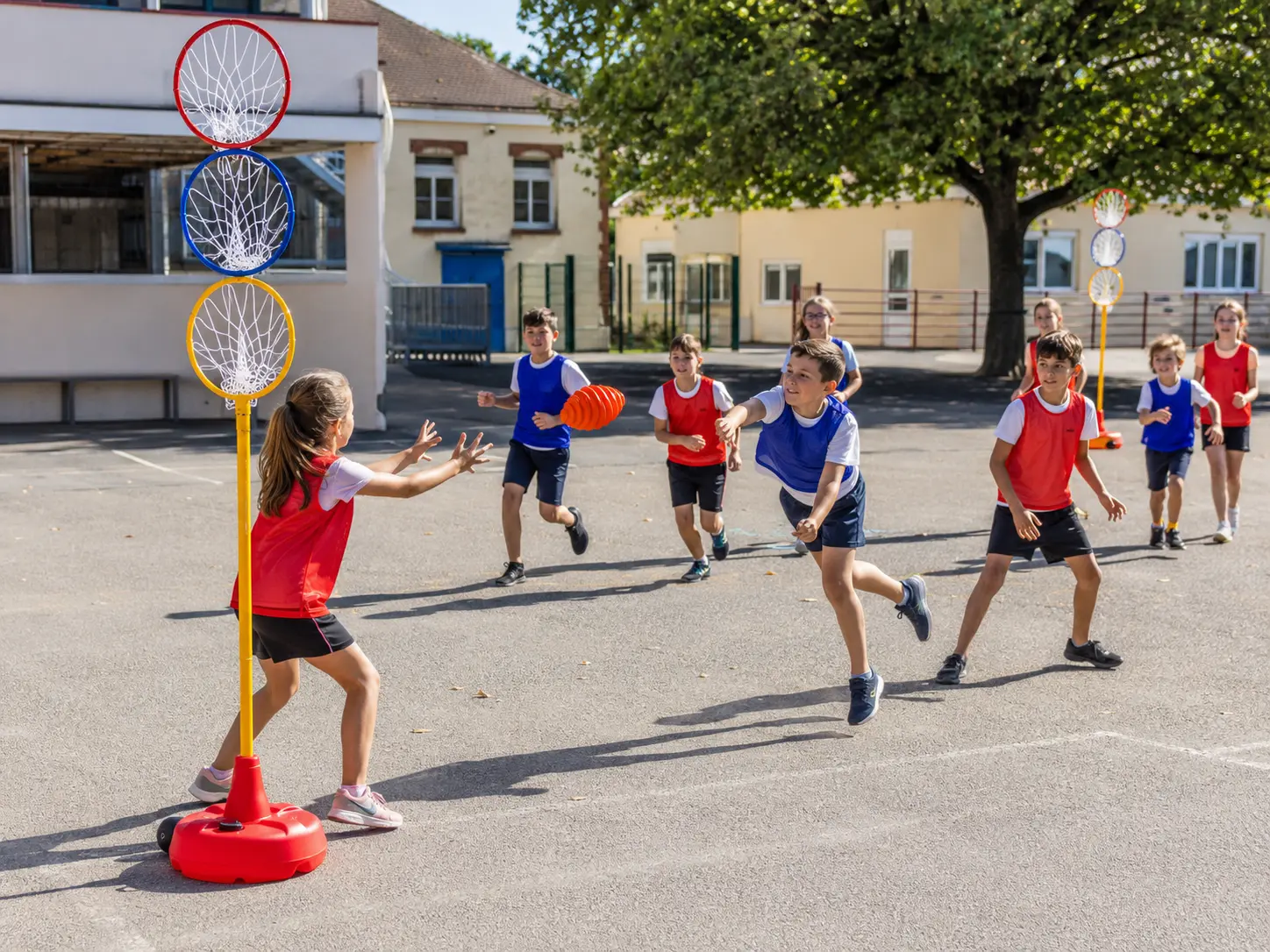 Mini-match de Cardiogoal en extérieur avec des enfants, une cible colorée et un ballon spiralé.