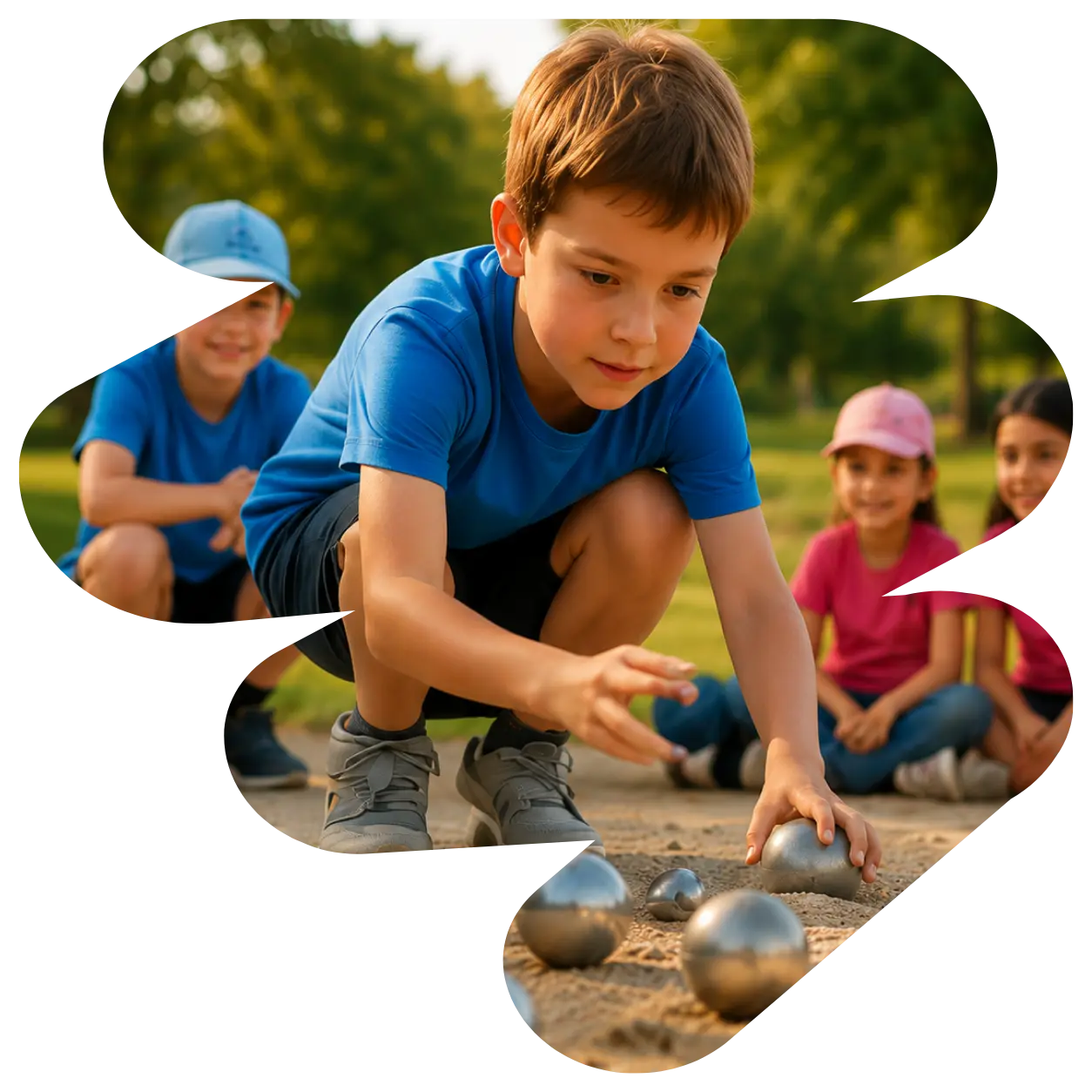 Enfant concentré en train de lancer une boule de pétanque avec d’autres enfants en arrière-plan