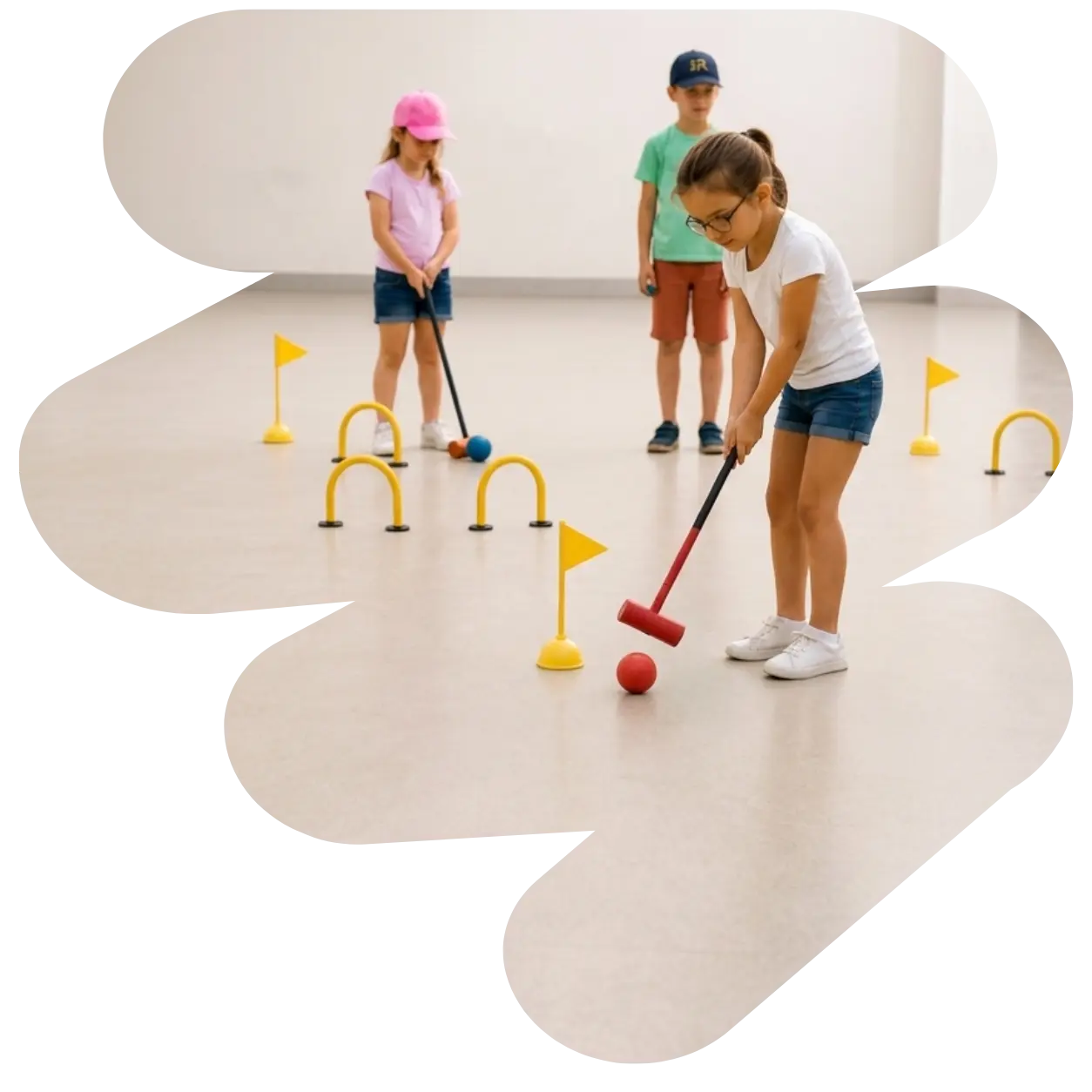 Scène enfants jouant au jeu de croquet