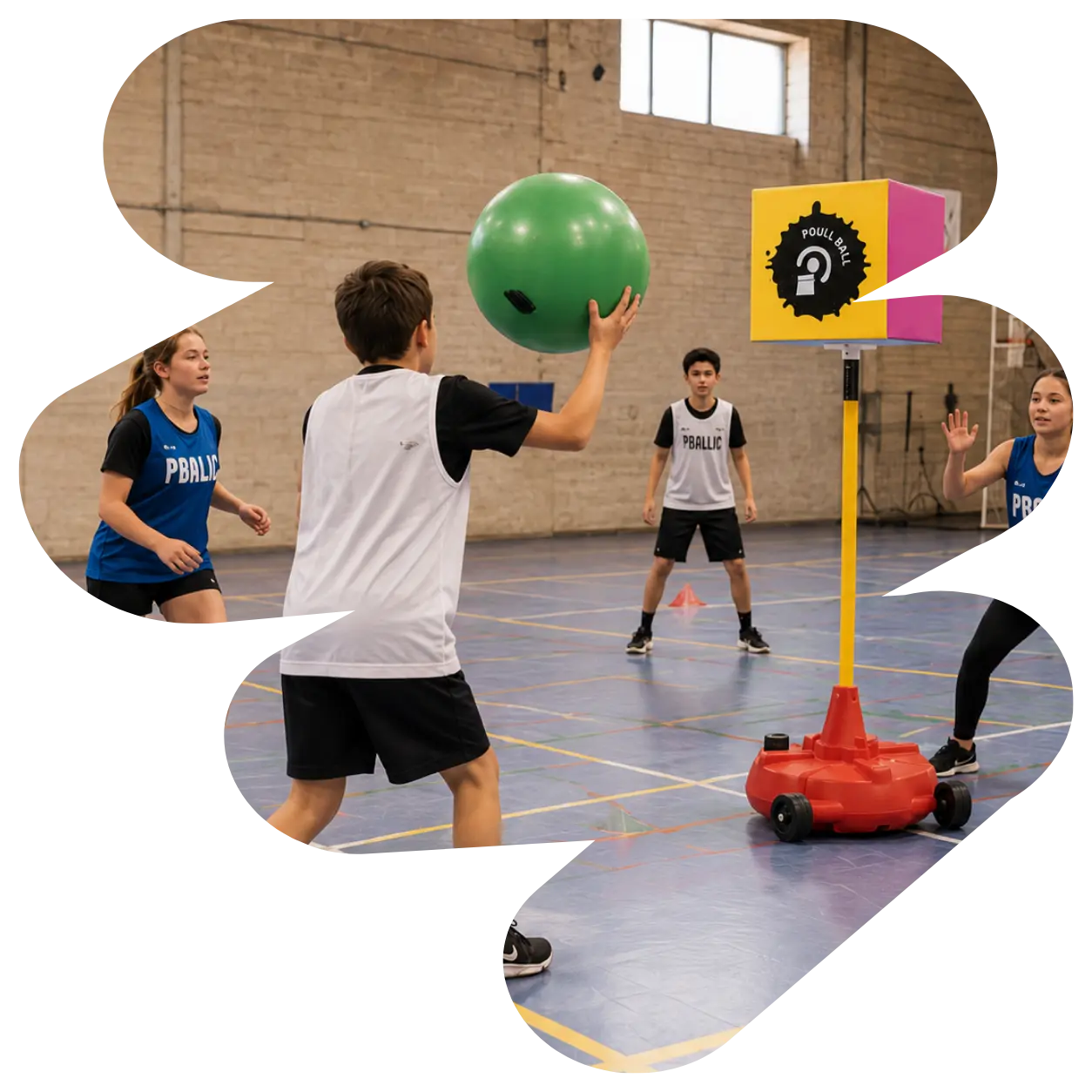 Enfants jouant au Poull Ball avec ballon vert et cible renversable en gymnase